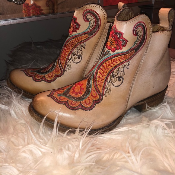 BRAND NEW corral booties embroidered - Picture 8 of 8